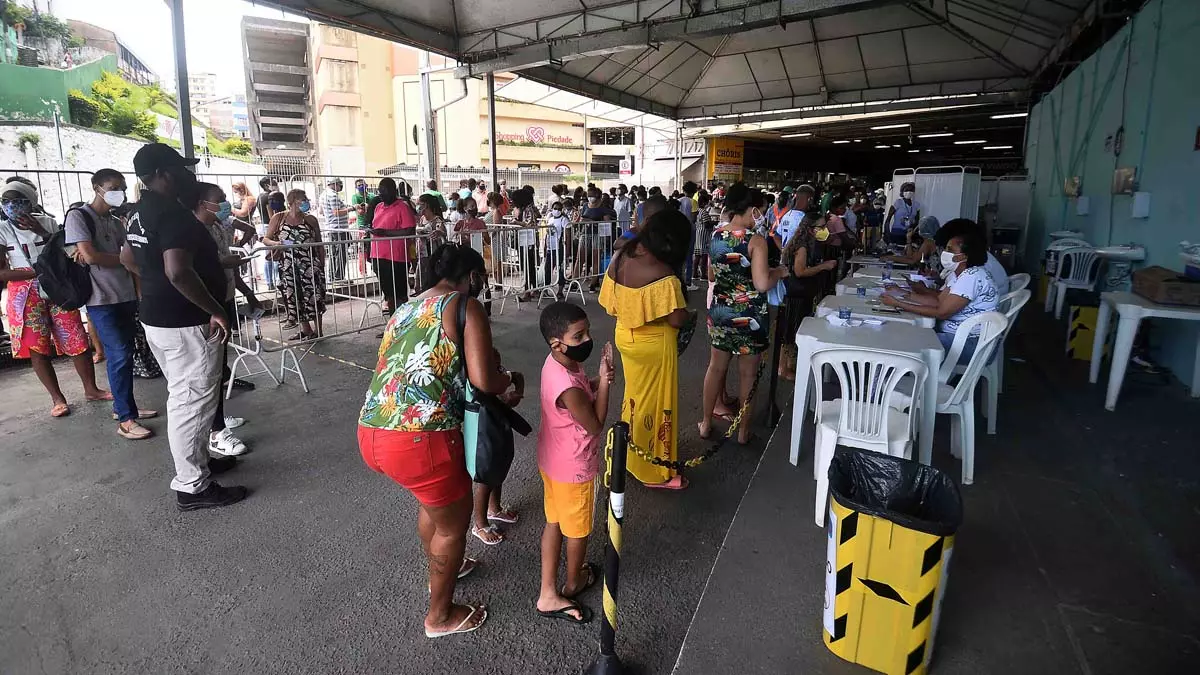 Mais de 60 pontos de imunização espalhados por toda a cidade darão continuidade nesta quarta-feira (12) à vacinação contra a Covid e a Gripe,
