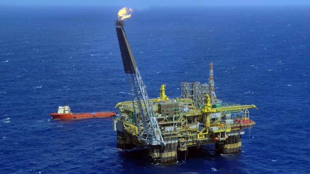 A Federação Única dos Petroleiros (FUP) denunciou um surto de casos de Covid-19 nas plataformas de petróleo, em que mais de 1.500