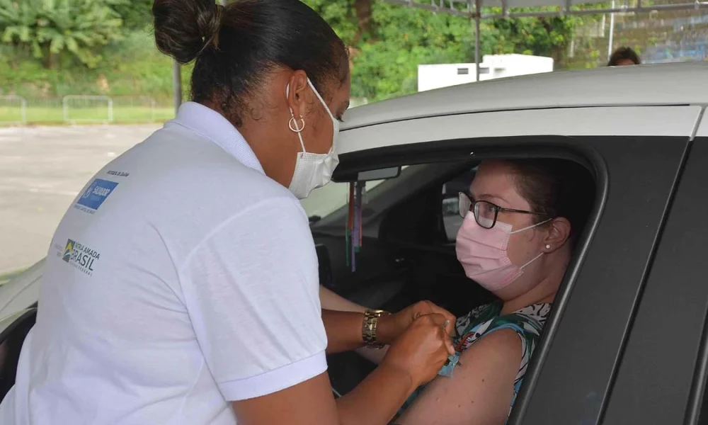 A Prefeitura de Salvador disponibilizará alguns pontos de vacinação contra Covid-19 com horário estendido, das 8h às 18h. A estratégia segue nesta