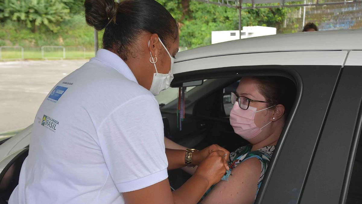 A Prefeitura de Salvador disponibilizará alguns pontos de vacinação contra Covid-19 com horário estendido, das 8h às 18h. A estratégia segue nesta