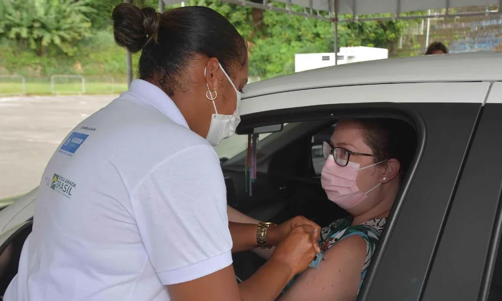 A Prefeitura de Salvador realiza, nesta segunda-feira (3), das 8h às 16h, as duas megaoperações Mutirão J e a Liberou Geral de vacinação