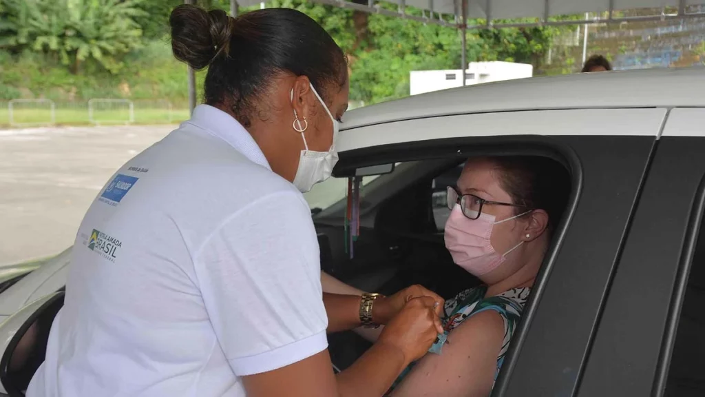 A Prefeitura de Salvador realiza, nesta segunda-feira (3), das 8h às 16h, as duas megaoperações Mutirão J e a Liberou Geral de vacinação