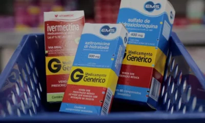 O ministério da Saúde e a Agência Nacional de Vigilância Sanitária (Anvisa) alertam para o risco de desabastecimento de medicamentos no mercado. Além de antibióticos, outros medicamentos indispensáveis ao Sistema Único de Saúde (SUS) e listados na Relação Nacional de Medicamentos Essenciais (Rename) 2022 como o antibiótico amoxicilina, e dipirona, aliada de primeira hora no combate a dores e febre podem ficar fora das prateleiras. As informações são do O Globo.