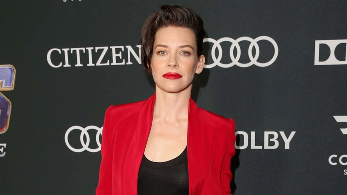 A atriz Evangeline Lilly (Lost), intérprete de Hope Pym em Homem-Formiga (2015) publicou um post no qual mostra que participou de um protesto antivacina em Washington, D.C., nos Estados Unidos, no último domingo (23). Na legenda da publicação, a atriz defendeu a causa.