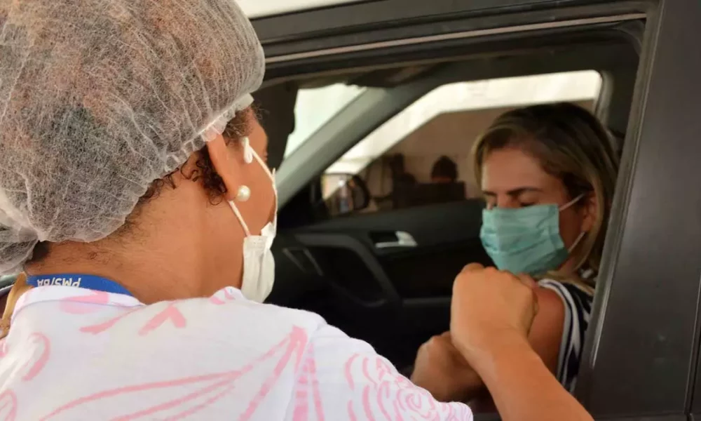 A aplicação de primeira, segunda e dose de reforço contra a Covid-19 será retomada na segunda-feira (17), das 8h às 16h, em Salvador, através do