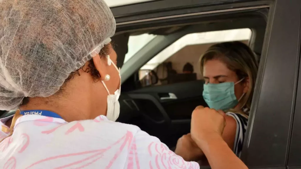 A aplicação de primeira, segunda e dose de reforço contra a Covid-19 será retomada na segunda-feira (17), das 8h às 16h, em Salvador, através do