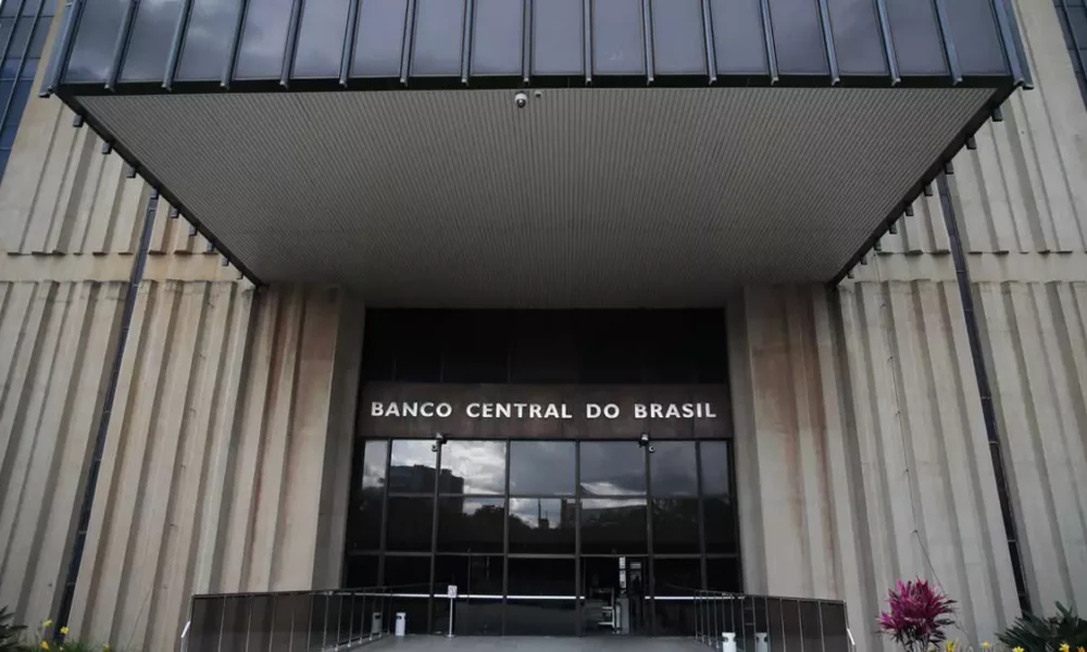 Apesar da queda da inflação e das pressões de parte do governo, o Banco Central (BC) não mexeu nos juros. Por unanimidade, o Comitê de Políti