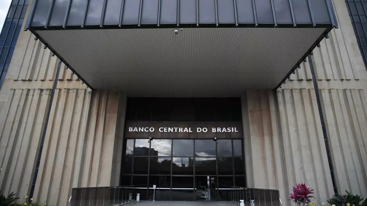 Apesar da queda da inflação e das pressões de parte do governo, o Banco Central (BC) não mexeu nos juros. Por unanimidade, o Comitê de Políti