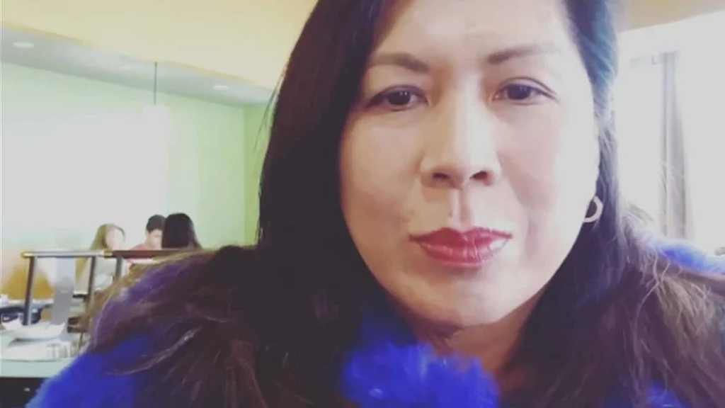 Uma figura importante no movimento de conspiração QAnon, que afirmou que apenas “idiotas” são vacinados, morreu de Covid-19. Cirsten Weldon,