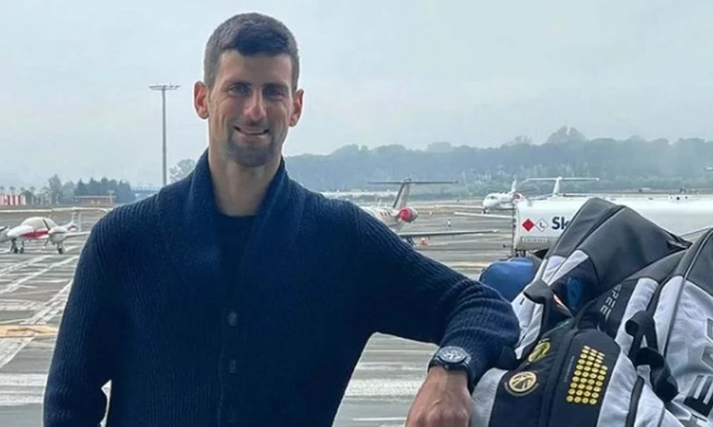 O tenista número 1 do mundo Novak Djokovic está retido no controle de passaportes no aeroporto de Tullamarine, em Melbourne, na Austrália, nesta quarta-feira (05),