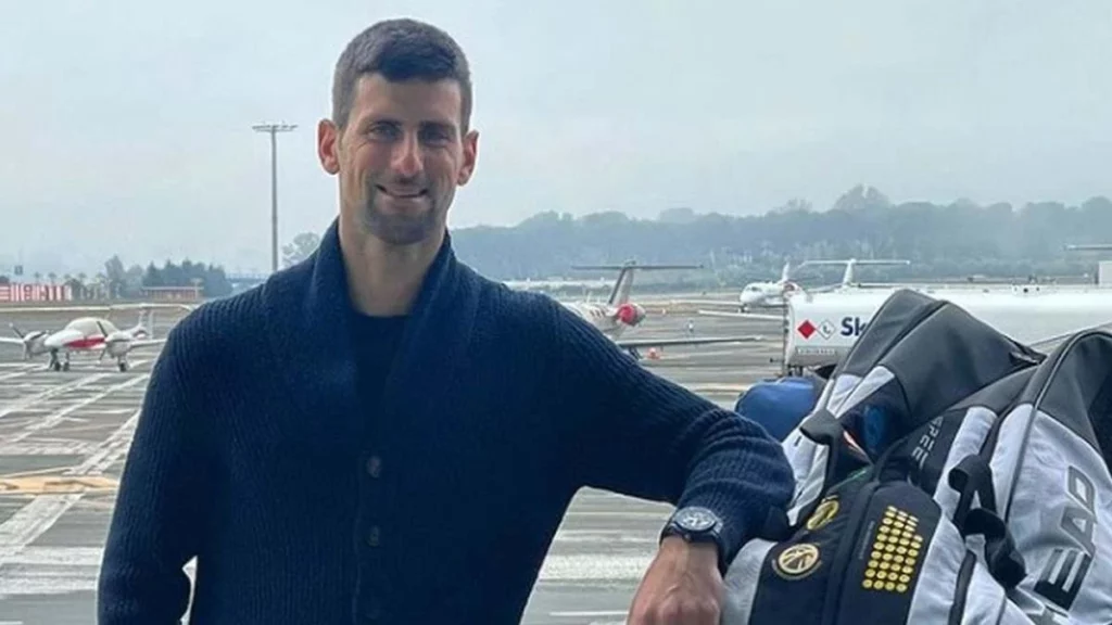 O tenista número 1 do mundo Novak Djokovic está retido no controle de passaportes no aeroporto de Tullamarine, em Melbourne, na Austrália, nesta quarta-feira (05),