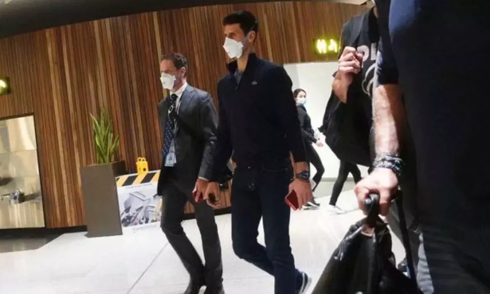 Novak Djokovic foi deportado da Austrália neste domingo (16) depois que o tribunal federal rejeitou a tentativa do tenista número 1 do mundo