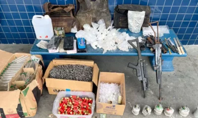 Policiais militares apreenderam, na manhã desta segunda-feira (24), armas de fogo (rifles), drogas (maconha, cocaína e crack), embalagens para