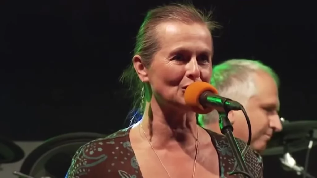 Uma cantora da banda tcheca de música folclórica Asonance, Hana Horka morreu no domingo (16) de complicações causadas pela Covid-19 após decidir se infectar para obter certificado de imunidade, sem ter se vacinado. 