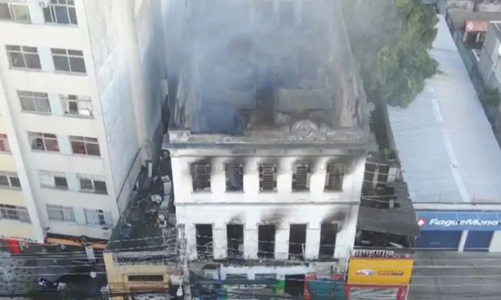 O incêndio que atingiu um casarão no largo do Campo da Pólvora, no bairro de Nazaré, em Salvador,