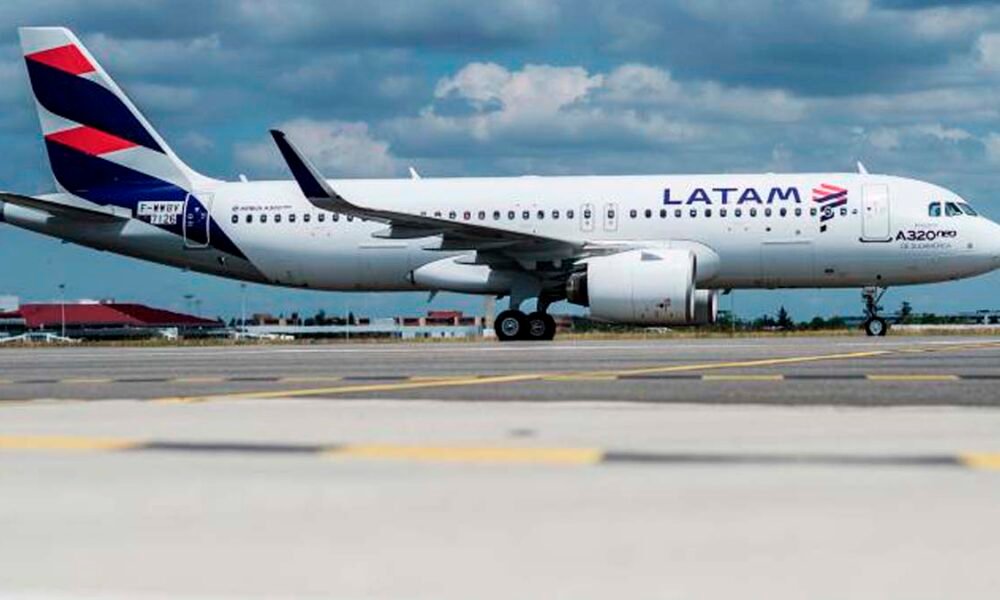 Uma parceria entre o Governo do Estado, a LATAM Airlines Brasil e a Voepass Linhas Aéreas ampliou o número de voos e de rotas aéreas na Bahia. O anúncio foi feito durante reunião entre o vice-governador, Geraldo Júnior, e representantes das empresas aéreas, nesta segunda-feira (24), no Centro de Operações e Inteligência da Segurança Pública (COI), no Centro Administrativo, em Salvador. Atualmente, 15% dos voos da Bahia já são da LATAM.