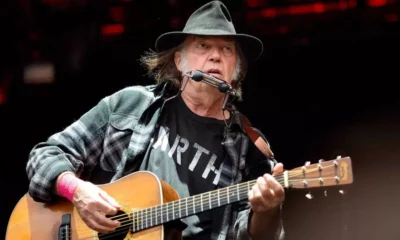 A desinformação sobre vacina espalhada pelo podcaster Joe Rogan no Spotify fez Neil Young exigir que sua música seja removida do serviço de