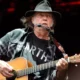 A desinformação sobre vacina espalhada pelo podcaster Joe Rogan no Spotify fez Neil Young exigir que sua música seja removida do serviço de