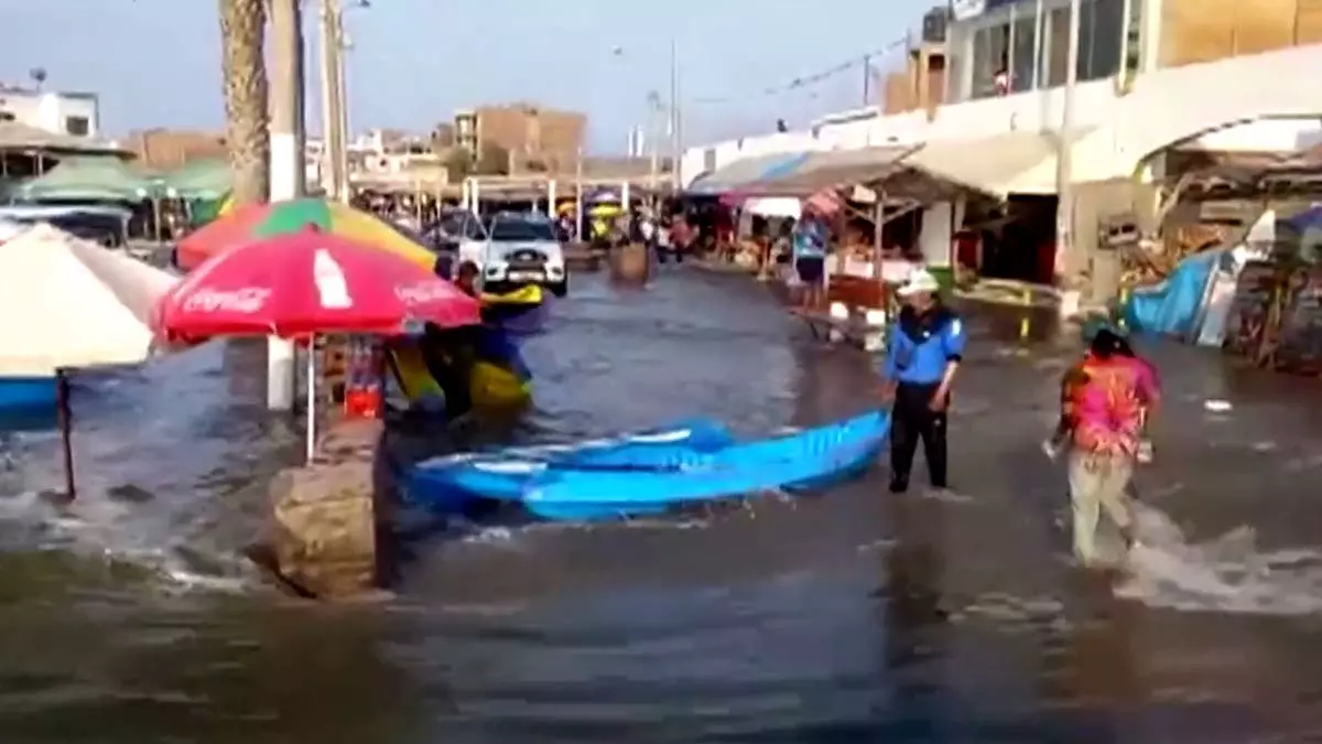 Duas pessoas se afogaram em uma praia no norte do Peru, dizem as autoridades locais, depois que ondas excepcionalmente altas foram