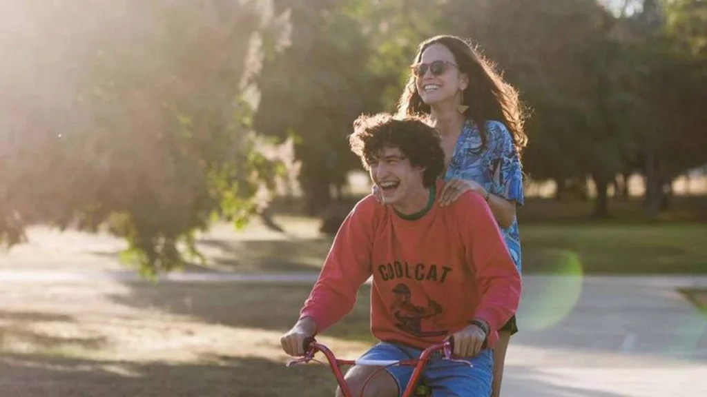 Estreia amanhã (20) o filme Eduardo e Mônica nos cinemas de todo o Brasil. O longa metragem mais aguardado de 2022 foi inspirado na canção de mesmo nome do cantor e compositor Renato Russo, morto há 25 anos. Confira o trailer.