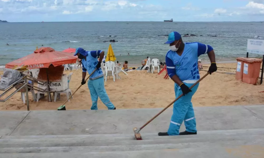 Mais de 330 toneladas de lixo foram retiradas das praias e ruas de Salvador após os festejos do Réveillon, pela Empresa de Limpeza Urbana