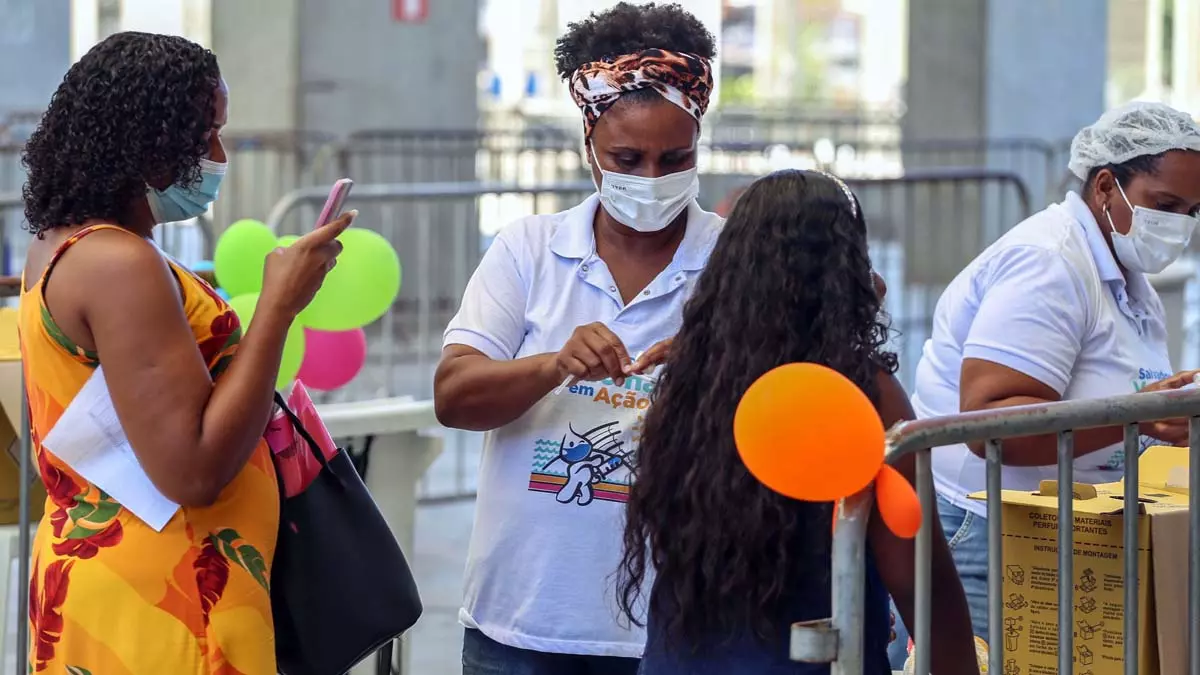 A Prefeitura de Salvador dá continuidade à imunização infantil contra a Covid-19 nesta sexta-feira (21), beneficiando crianças de 10 e 11 anos sem comorbidades, crianças de 6 a 11 anos com comorbidades, e as com idade entre 5 e 11 anos com deficiência permanente (motora, auditiva, visual e intelectual).