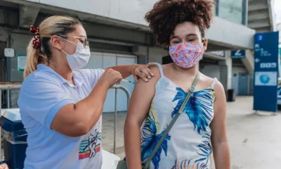 A vacinação contra a Covid-19 em Salvador prossegue nesta sexta-feira (11), em Salvador, das 8h às 16h. Serão comtempladas com a 1ª dose da Pfizer crianças de 5 a 11 anos com e sem comorbidade e/ou deficiência permanente; e pessoas com idade igual ou superior a 12 anos, incluindo gestantes e puérperas.