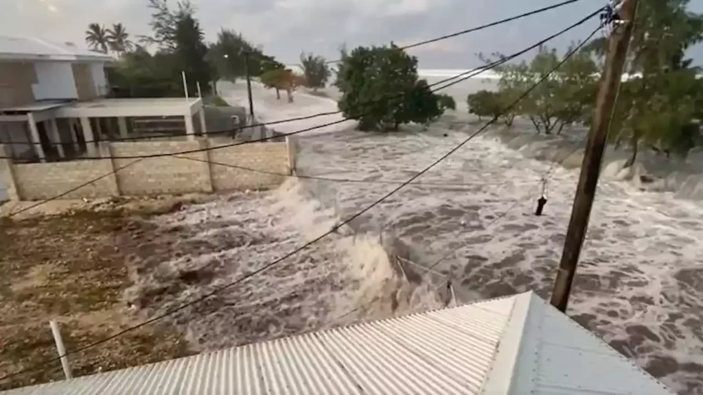 As pessoas foram forçadas a fugir de suas casas, e ruas e prédios inundaram, quando as ondas do tsunami atingiram a ilha principal de