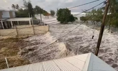 As pessoas foram forçadas a fugir de suas casas, e ruas e prédios inundaram, quando as ondas do tsunami atingiram a ilha principal de