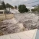 As pessoas foram forçadas a fugir de suas casas, e ruas e prédios inundaram, quando as ondas do tsunami atingiram a ilha principal de