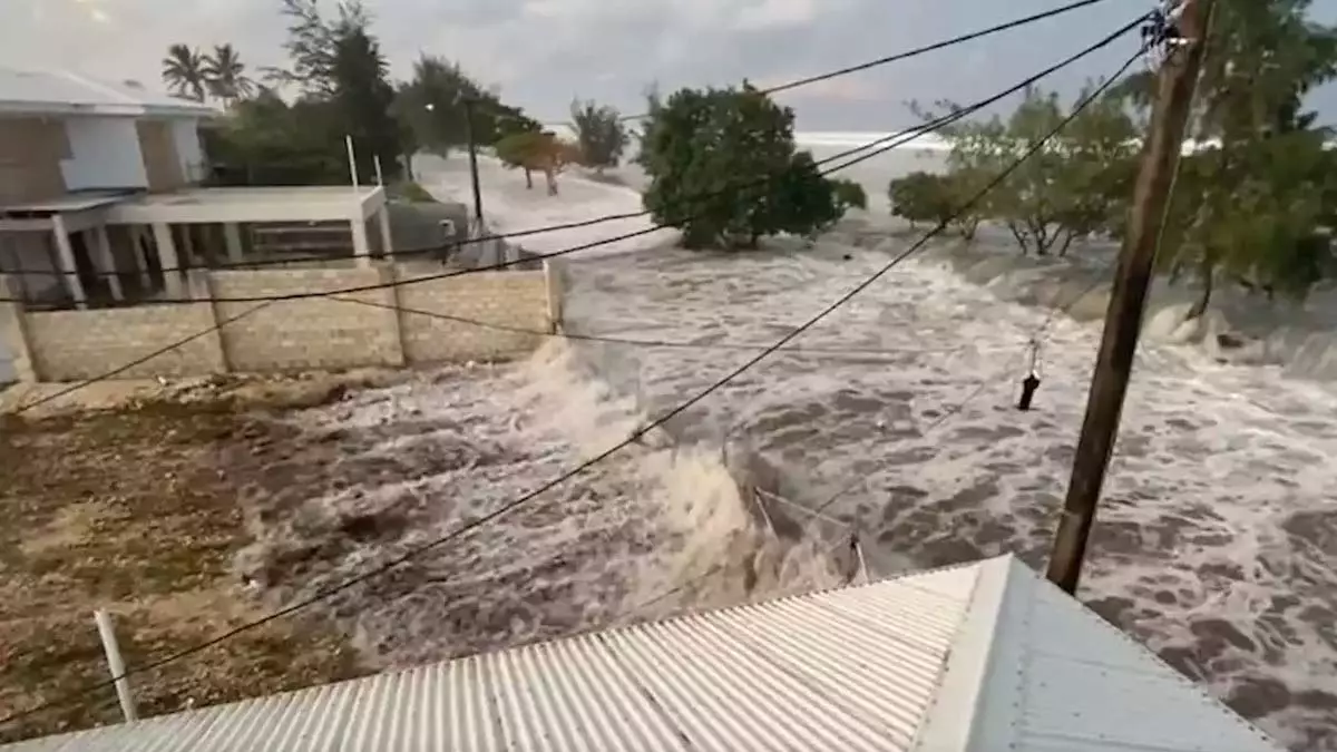 As pessoas foram forçadas a fugir de suas casas, e ruas e prédios inundaram, quando as ondas do tsunami atingiram a ilha principal de