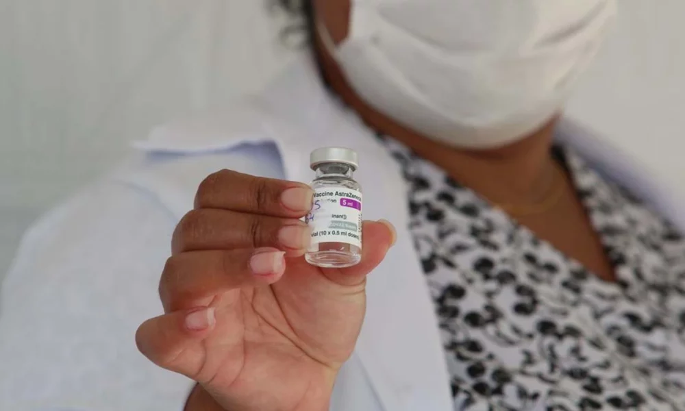O Ministério da Saúde informou na sexta-feira (28) que 53 milhões de brasileiros estão aptos para tomar a dose de reforço contra a Covid-19. O número se refere aos cidadãos acima de 18 anos que concluíram o ciclo vacinal com a primeira e segunda dose dos imunizantes e já podem retornar aos postos de vacinação. 