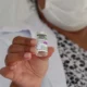 O Ministério da Saúde informou na sexta-feira (28) que 53 milhões de brasileiros estão aptos para tomar a dose de reforço contra a Covid-19. O número se refere aos cidadãos acima de 18 anos que concluíram o ciclo vacinal com a primeira e segunda dose dos imunizantes e já podem retornar aos postos de vacinação. 