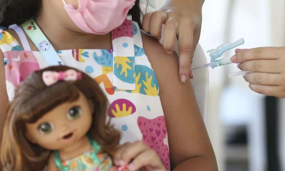 O aumento no número de casos de Síndrome Respiratória Aguda Grave (SRAG) em crianças chamou a atenção de cientistas da Fundação Oswaldo Cruz (Fiocruz), conforme o último Boletim InfoGripe, divulgado nesta quarta-feira (17). Na contramão dos índices nacionais nas demais faixas etárias, que estão caindo, a contaminação entre crianças está subindo.