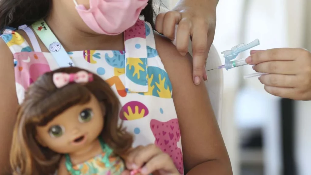 O aumento no número de casos de Síndrome Respiratória Aguda Grave (SRAG) em crianças chamou a atenção de cientistas da Fundação Oswaldo Cruz (Fiocruz), conforme o último Boletim InfoGripe, divulgado nesta quarta-feira (17). Na contramão dos índices nacionais nas demais faixas etárias, que estão caindo, a contaminação entre crianças está subindo.