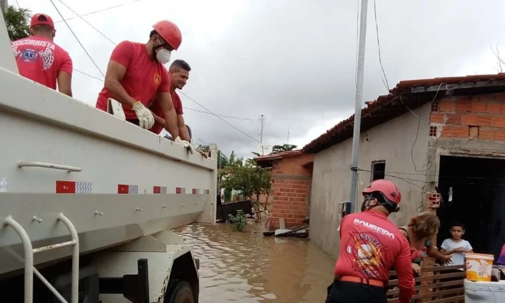 Devido os estragos provocados pelas fortes chuvas que estão atingindo o município de Teresina, no Piauí, a prefeitura decretou situação de emergência na cidade.