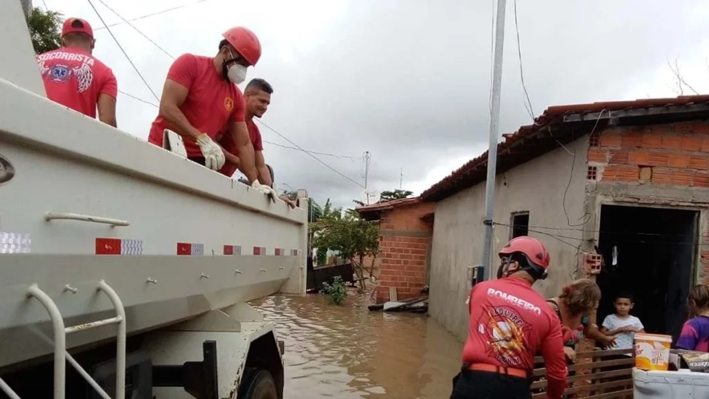 Devido os estragos provocados pelas fortes chuvas que estão atingindo o município de Teresina, no Piauí, a prefeitura decretou situação de emergência na cidade.