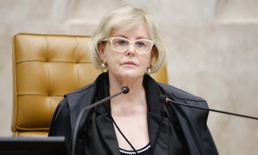 A ministra do Supremo Tribunal Federal (STF), Rosa Weber, deu cinco dias para o secretário Hélio Angotti Neto, do Ministério da Saúde, e o ministro Marcelo Queiroga prestarem informações sobre uma nota técnica que ataca vacinas contra a Covid-19.