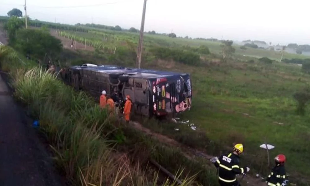 O cantor Devinho Novaes ficou ferido após o ônibus do sergipano tombar na madrugada desta segunda-feira (31) em São Sebastião, Agreste de Alagoas. O cantor estava com dores nas costas e foi levado com mais nove pessoas para o Hospital de Emergência do Agreste, em Arapiraca.