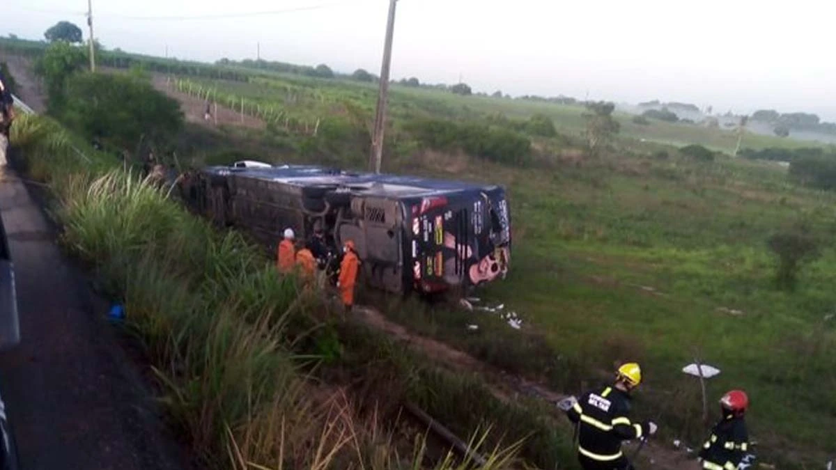 O cantor Devinho Novaes ficou ferido após o ônibus do sergipano tombar na madrugada desta segunda-feira (31) em São Sebastião, Agreste de Alagoas. O cantor estava com dores nas costas e foi levado com mais nove pessoas para o Hospital de Emergência do Agreste, em Arapiraca.