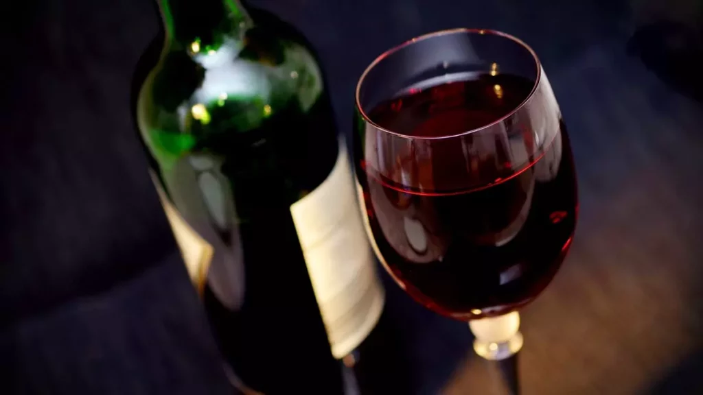 Aquela cervejinha bem gelada, apreciada por muitos, pode ser um fator de risco para contrair Covid-19. Já degustar um bom vinho tinto pode proteger