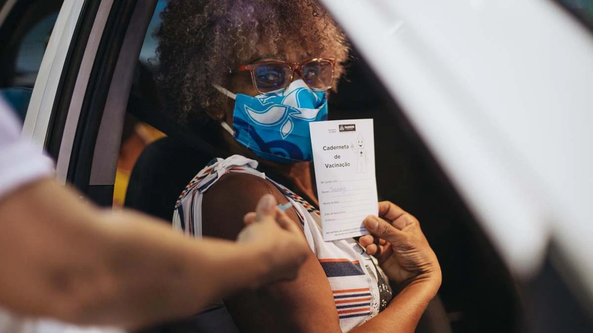 Com o objetivo de prevenir as formas graves da Covid-19 e, consequentemente, diminuir o risco de óbito pela doença em Salvador, a Prefeitura de Salvador realiza, nesta sexta-feira (25), o mutirão para aplicação da 2ª dose das crianças e adolescentes de 6 a 17 anos. Todos devem estar com o nome na lista no site da Secretaria Municipal da Saúde.