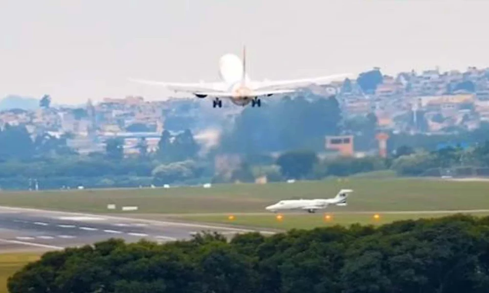 Um vídeo que circula nas redes sociais mostra o momento exato em que um avião arremete momentos antes de pousar no Aeroporto Internacional de Guarulhos, em São Paulo, na última terça-feira (15) e evita colisão com jato.