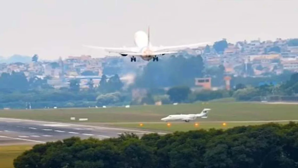 Um vídeo que circula nas redes sociais mostra o momento exato em que um avião arremete momentos antes de pousar no Aeroporto Internacional de Guarulhos, em São Paulo, na última terça-feira (15) e evita colisão com jato.