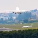 Um vídeo que circula nas redes sociais mostra o momento exato em que um avião arremete momentos antes de pousar no Aeroporto Internacional de Guarulhos, em São Paulo, na última terça-feira (15) e evita colisão com jato.