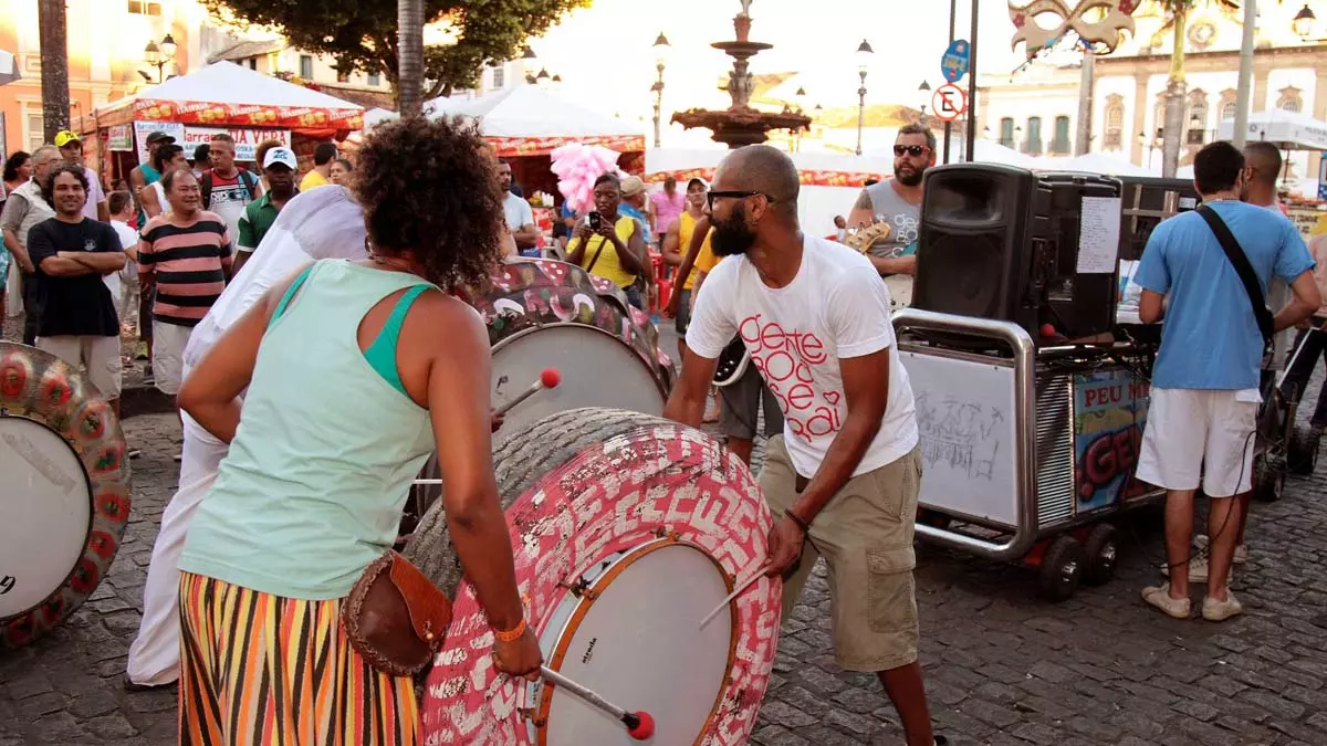 Diário Oficial do Estado, nesta terça-feira (15), proibindo a realização de festas de rua em todo o território baiano, até 2 de março de 2022