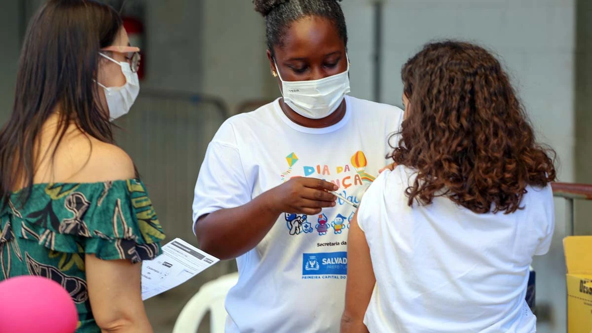 A Prefeitura de Salvador segue, nesta quarta-feira (2), com a vacinação contra Covid-19 em diversos pontos da cidade, das 8h às 16h.