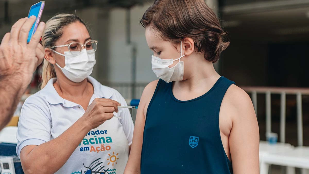 Acontece neste sábado (12) a 5ª edição do Dia da Criança é Dia de Vacina, que terá como público-alvo crianças e adolescentes com idade entre 5 e 17 anos, residentes de Salvador. Mais de 30 postos estarão funcionando, das 8 às 16h, em diversos pontos da cidade. Todos devem estar com o nome disponível no site da Secretaria Municipal da Saúde (SMS).