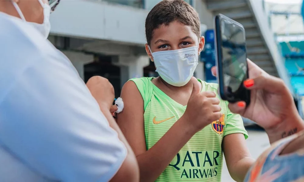 A vacinação contra a Covid-19 neste sábado (26), em Salvador, acontecerá das 8h às 13h em esquema “Liberou Geral”, ou seja, para residentes de toda a Bahia. A estratégia Dia D da Criança contemplará os menores de 5 a 11 anos com primeira dose da Pfizer, inclusive os pequeninos com comorbidade e/ou deficiência permanente. Já as crianças e adolescentes de 6 a 17 anos terão acesso à primeira e segunda dose da CoronaVac.