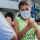 A vacinação contra a Covid-19 neste sábado (26), em Salvador, acontecerá das 8h às 13h em esquema “Liberou Geral”, ou seja, para residentes de toda a Bahia. A estratégia Dia D da Criança contemplará os menores de 5 a 11 anos com primeira dose da Pfizer, inclusive os pequeninos com comorbidade e/ou deficiência permanente. Já as crianças e adolescentes de 6 a 17 anos terão acesso à primeira e segunda dose da CoronaVac.